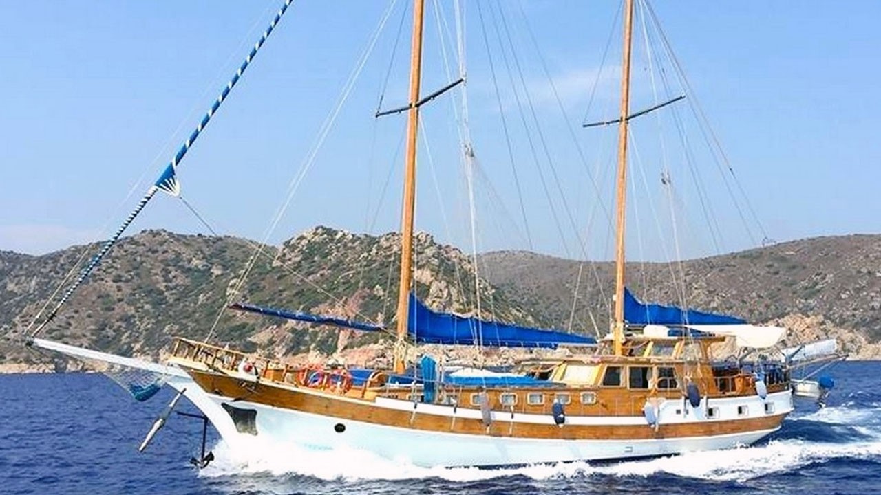 charter a yacht greek islands