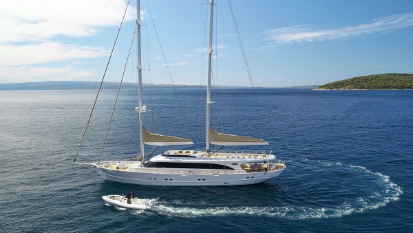 Sailing Yacht Acapella