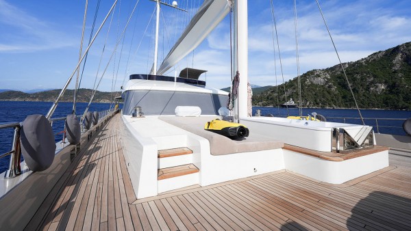 Sailing Yacht King of the Sea