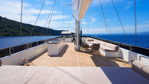 Sailing Yacht King of the Sea