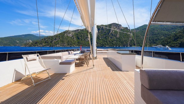 Sailing Yacht King of the Sea