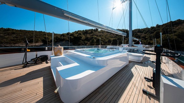 Sailing Yacht Nocturno