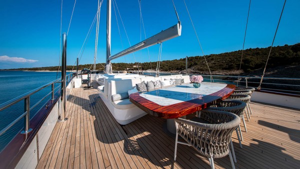 Sailing Yacht Nocturno