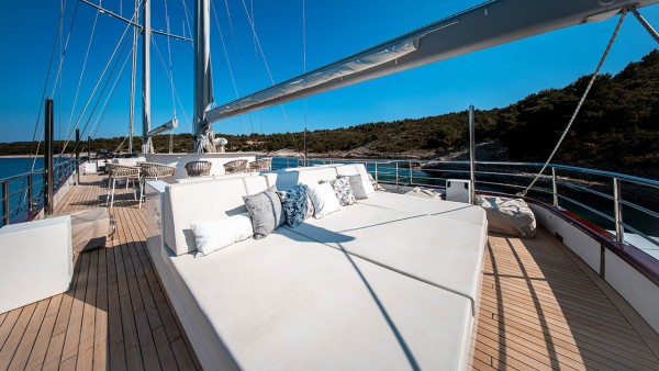 Sailing Yacht Nocturno