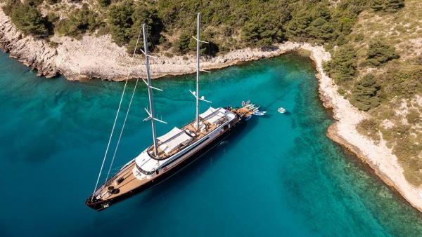 Sailing Yacht Nocturno