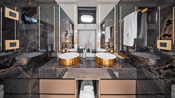 Sailing Yacht Nocturno