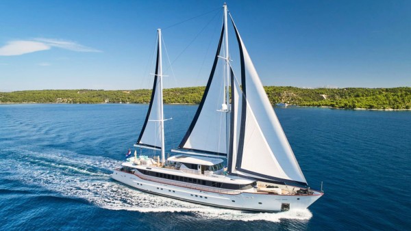 Omnia Sailing Yacht